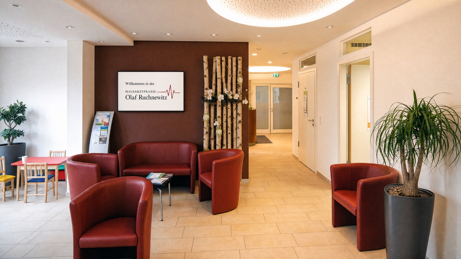 Helles Wartezimmer der Hausarztpraxis